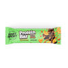 Hart-Sport Protein Bar Crispy Choco Orange; Hart Sport -proteiinipatukka Crispy Choco Orange -maussa, kääritty mattavihreään pakkaukseen kuvin suklaapaloista, appelsiiniviipaleista ja rapeista paloista; proteiinipatukka sisältää 18 g korkealaatuista proteiinia; pakkauksessa lihavaa valkoista ja oranssia tekstiä; ei ihmisiä tai käsiä näkyvissä; tuote kuvattu yksivärista taustaa vasten studiotyylisessä kuvassa.