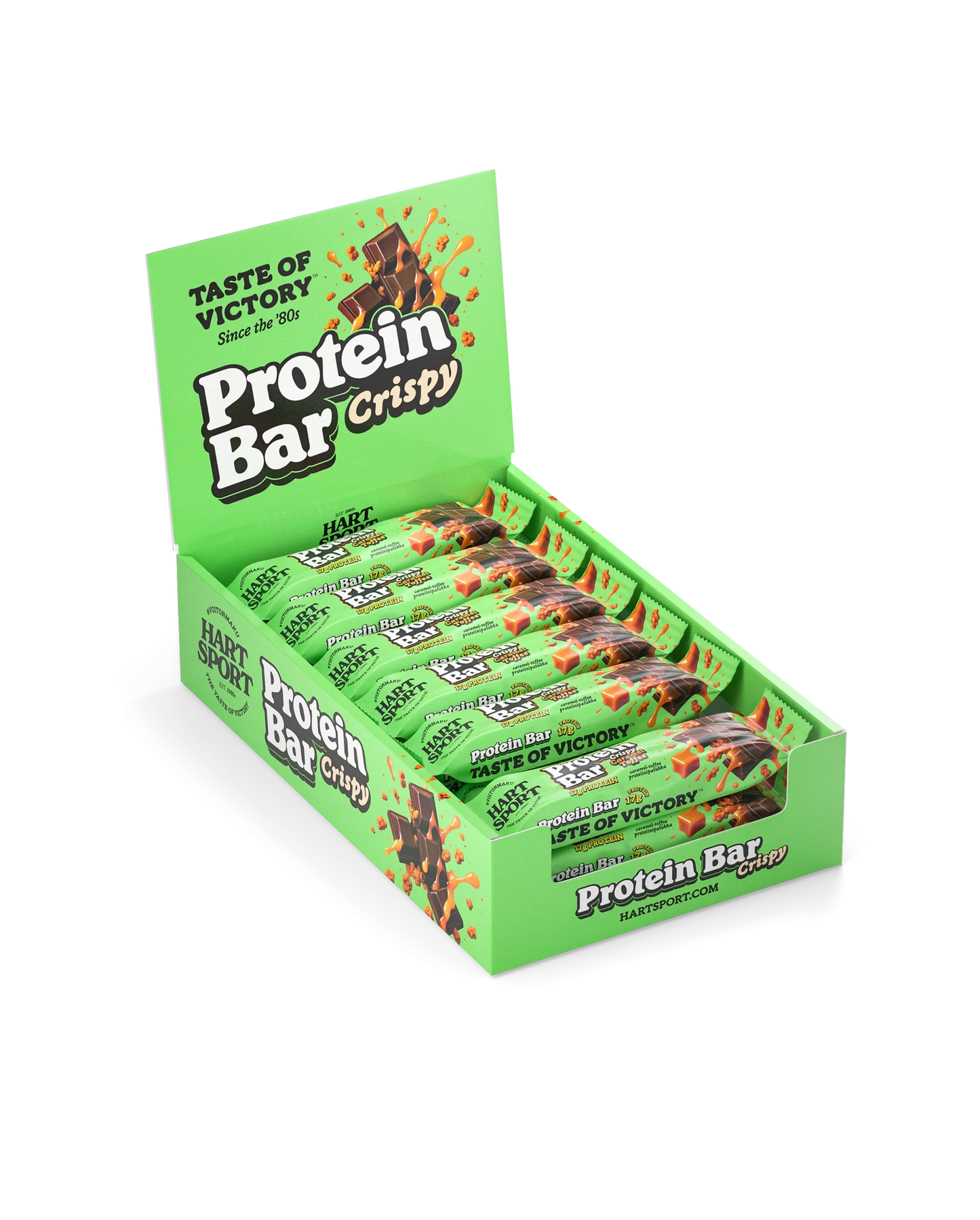 Hart-Sport Protein Bar Crispy Toffee Caramel; vihreä laatikko, jossa lukee Protein Bar Crispy, sisältää useita yksittäin käärittyjä proteiinipatukoita; pakkauksessa kuvia suklaapaloista ja tekstiä korostaen proteiinipitoista makua ja voiton tunnetta; laatikko on suorakulmainen mattapinnalla, lihava valkoinen groteskikirjasin pääetiketissä, pienempi tuotetieto lisänä; ei ihmisiä tai käsiä näkyvissä, tausta valkoinen; studiokuva etuviistosta näyttäen sekä ulkolaatikon että patukat.
