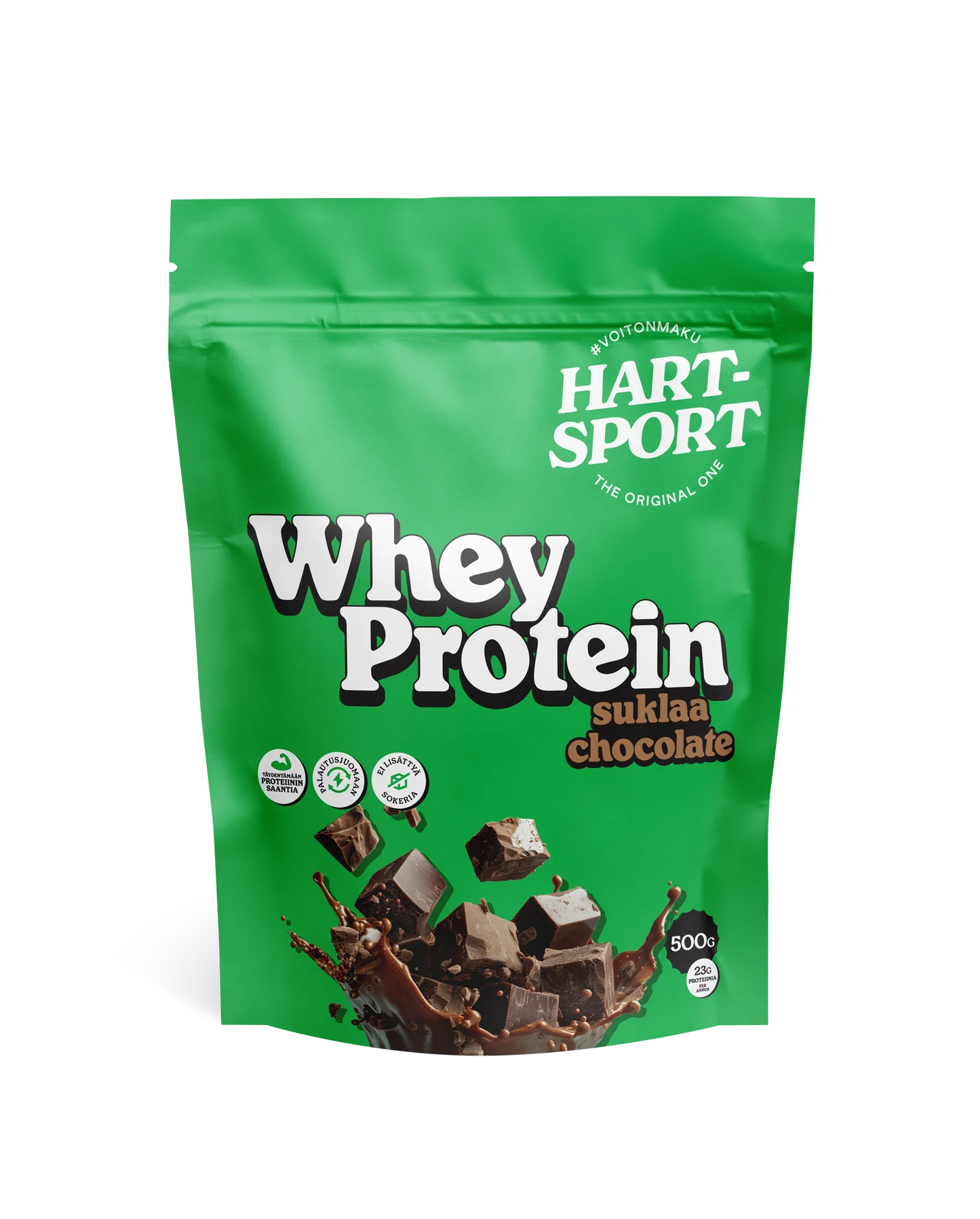 Hart-Sport Whey Protein Suklaa; vihreä mattapintainen pussi Hart-Sport Whey Protein -tuotetta suklaanmaussa; pakkauksessa kuvia suklaapaloista ja nesteroiskeista; 500 g:n pussissa painettuja sertifiointikuvakkeita ja näkyvä heraproteiinibrändäys lihavoidulla groteskikirjasimella; ei ihmisiä tai käsiä kuvassa; tausta tasainen tasaisessa valaistuksessa, tuote kuvan keskellä.