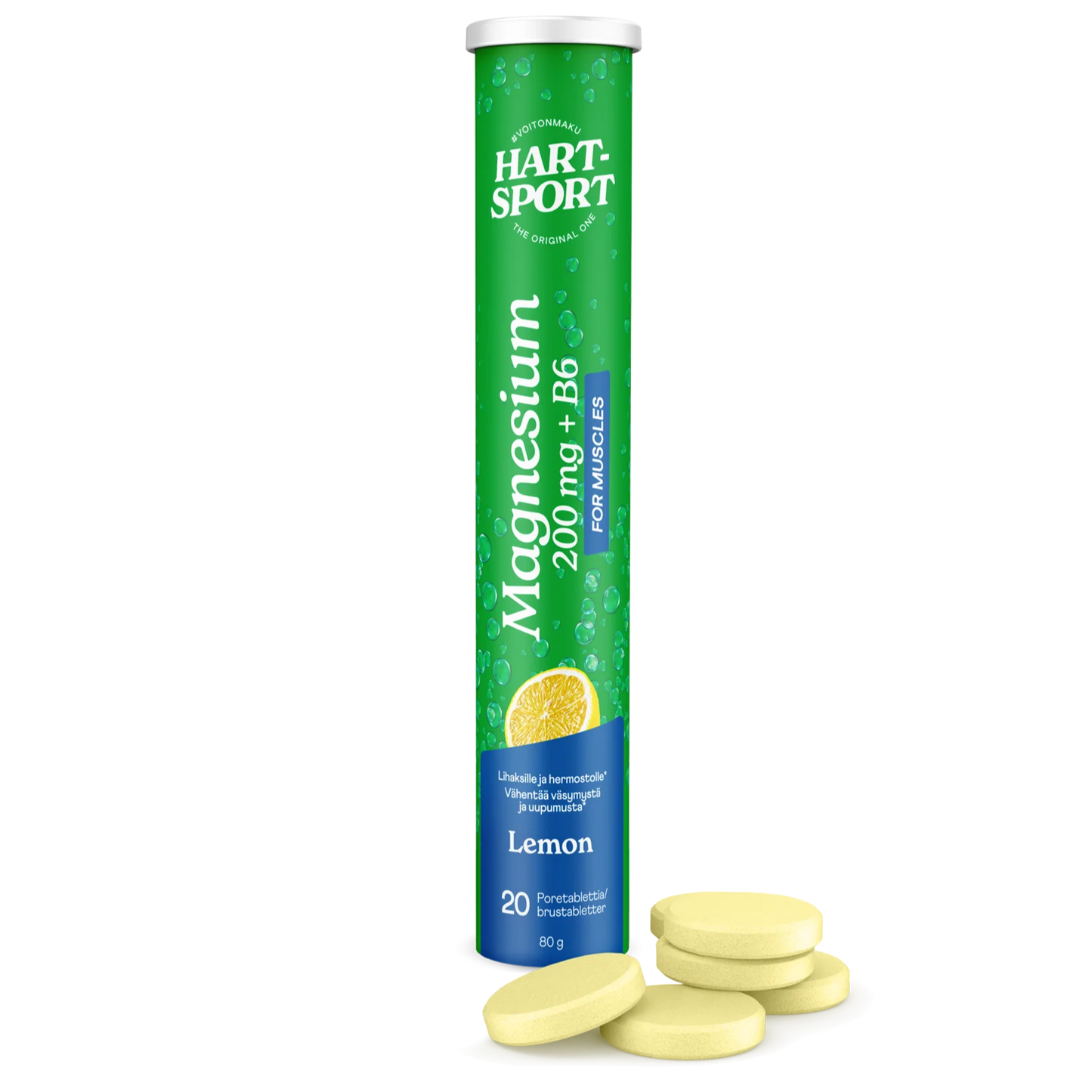 Hart-Sport Magnesium + B6 Poretabletti Sitruuna; vihreä ja sininen Hart Sport -tuubi magnesium- ja B6-vitamiiniporetabletteja sitruunanmaussa, pystyssä, useita keltaisia magnesiumtabletteja siroteltuna eteen; tuubi lieriömäinen kiiltäväpinnalla ja valkoista groteskitekstiä; etiketissä brändinimi, ainesosat ja sitruunan maun merkintä; tasokuva valkoisella taustalla, ei ihmisiä tai käsiä.