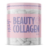 Heey! Beauty Collagen; kirkas purkki vaaleanpunaisella etiketillä tekstillä BEAUTY COLLAGEN, sisällä valkoisia kapseleita; muovipurkki lieriömäinen kierrekannella, täynnä tasakokoisia kapseleita; etiketti lihavoitua groteskityypografiaa valkoisin kirjaimin pinkillä pohjalla, pienempiä tietoja vegaanisesta kollageenitehostajasta, 90 kapselista ja luonnollisesta ihonhoidosta; valkoinen tausta, ei ihmisiä tai käsiä; keskitetty tuotekuva.