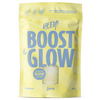 Heey! Boost & Glow Creatine + Coll-egan®, Lemon; keltainen pussi, jossa lukee HEEY! BOOST & GLOW sinisellä tekstillä; mattapintainen, joustava suorakulmainen pakkaus; tuotetiedoissa mainitaan kreatiini ja sitruunan maku, 50 annosta ja 300 g; etupuolen kuvassa lasi keltaista urheilujuomaa; tausta valkoinen ja yksivärinen, ei muita esineitä tai ihmisiä kuvassa.