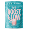 Heey! Boost & Glow Creatine + Coll-egan®, Wild Strawberries: turkoosi-pinkki pussi tekstillä "Heey! Boost & Glow" ja kreatiinimaininta; pussi on kiiltävää joustavaa materiaalia; pakkauksessa lasi vaaleanpunaista juomaa jäillä, metsämansikoita vieressä sekä luettava teksti 50 annosta ja 300 g; brändinimessä lihavoitu valkoinen groteskikirjasin; kuvattu neutraalia taustaa vasten, ei ihmisiä tai rekvisiittaa näkyvissä.