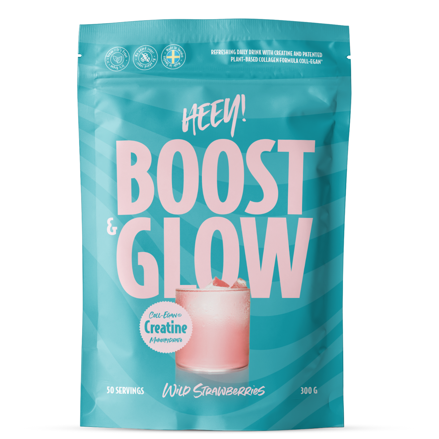 Heey! Boost & Glow Creatine + Coll-egan®, Wild Strawberries: turkoosi-pinkki pussi tekstillä "Heey! Boost & Glow" ja kreatiinimaininta; pussi on kiiltävää joustavaa materiaalia; pakkauksessa lasi vaaleanpunaista juomaa jäillä, metsämansikoita vieressä sekä luettava teksti 50 annosta ja 300 g; brändinimessä lihavoitu valkoinen groteskikirjasin; kuvattu neutraalia taustaa vasten, ei ihmisiä tai rekvisiittaa näkyvissä.