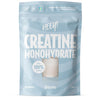 Heey! Creatine Monohydrate, maku Natural; sininen uudelleensuljettava pussi tekstillä Creatine Monohydrate, etuosassa esillä 100 % puhdas kreatiini ja 100 annosta; pussi joustavaa materiaalia mattapinnalla; suuri lihavoitu valkoinen typografia tuotenimelle ja annosmäärälle; pakkauksessa kuva mittalusikasta valkoisen jauheen kanssa; tuote kuvattu yksin vaalealla taustalla.