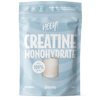 Heey! Creatine Monohydrate, maku Natural; sininen uudelleensuljettava pussi tekstillä Creatine Monohydrate, etuosassa esillä 100 % puhdas kreatiini ja 100 annosta; pussi joustavaa materiaalia mattapinnalla; suuri lihavoitu valkoinen typografia tuotenimelle ja annosmäärälle; pakkauksessa kuva mittalusikasta valkoisen jauheen kanssa; tuote kuvattu yksin vaalealla taustalla.