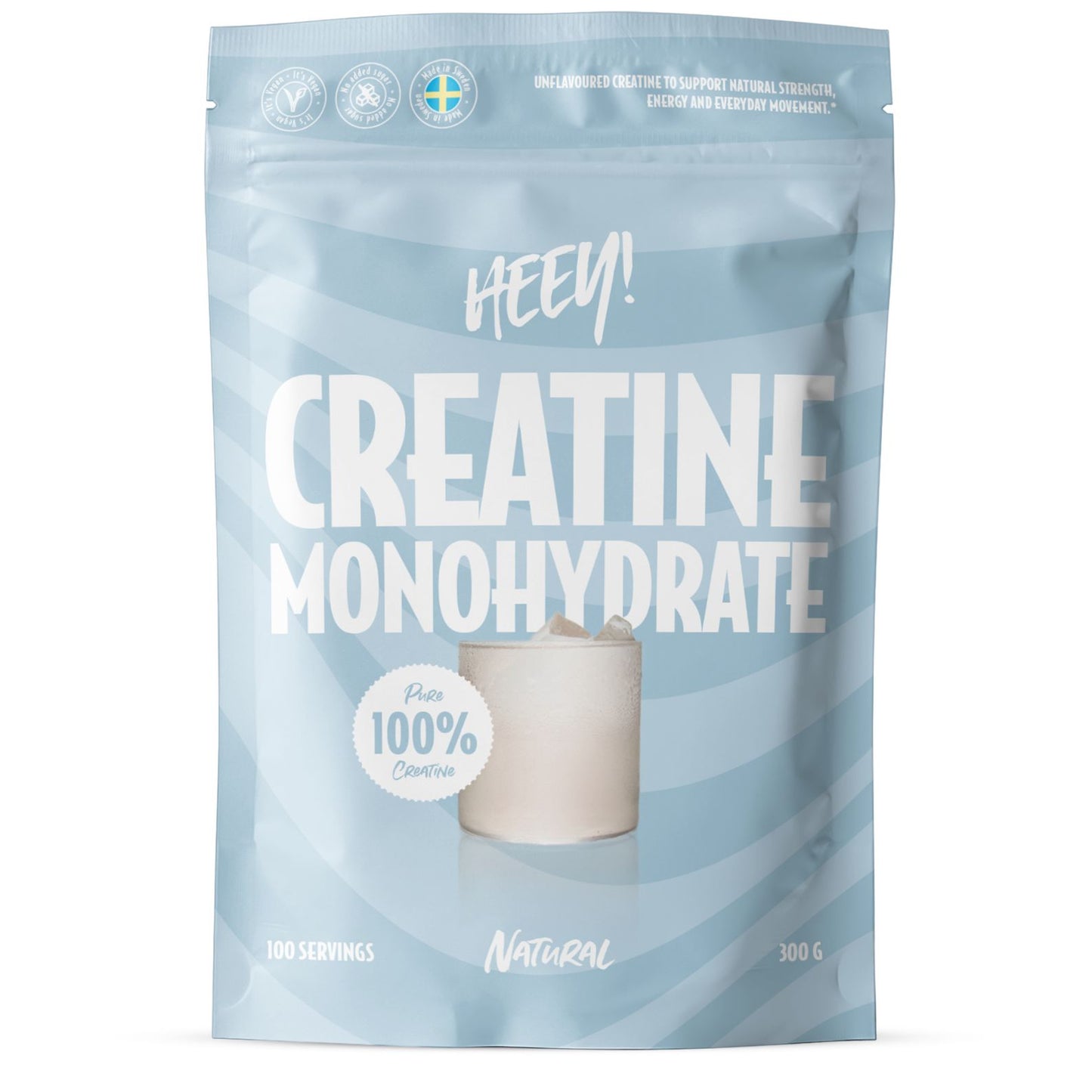 Heey! Creatine Monohydrate, maku Natural; sininen uudelleensuljettava pussi tekstillä Creatine Monohydrate, etuosassa esillä 100 % puhdas kreatiini ja 100 annosta; pussi joustavaa materiaalia mattapinnalla; suuri lihavoitu valkoinen typografia tuotenimelle ja annosmäärälle; pakkauksessa kuva mittalusikasta valkoisen jauheen kanssa; tuote kuvattu yksin vaalealla taustalla.