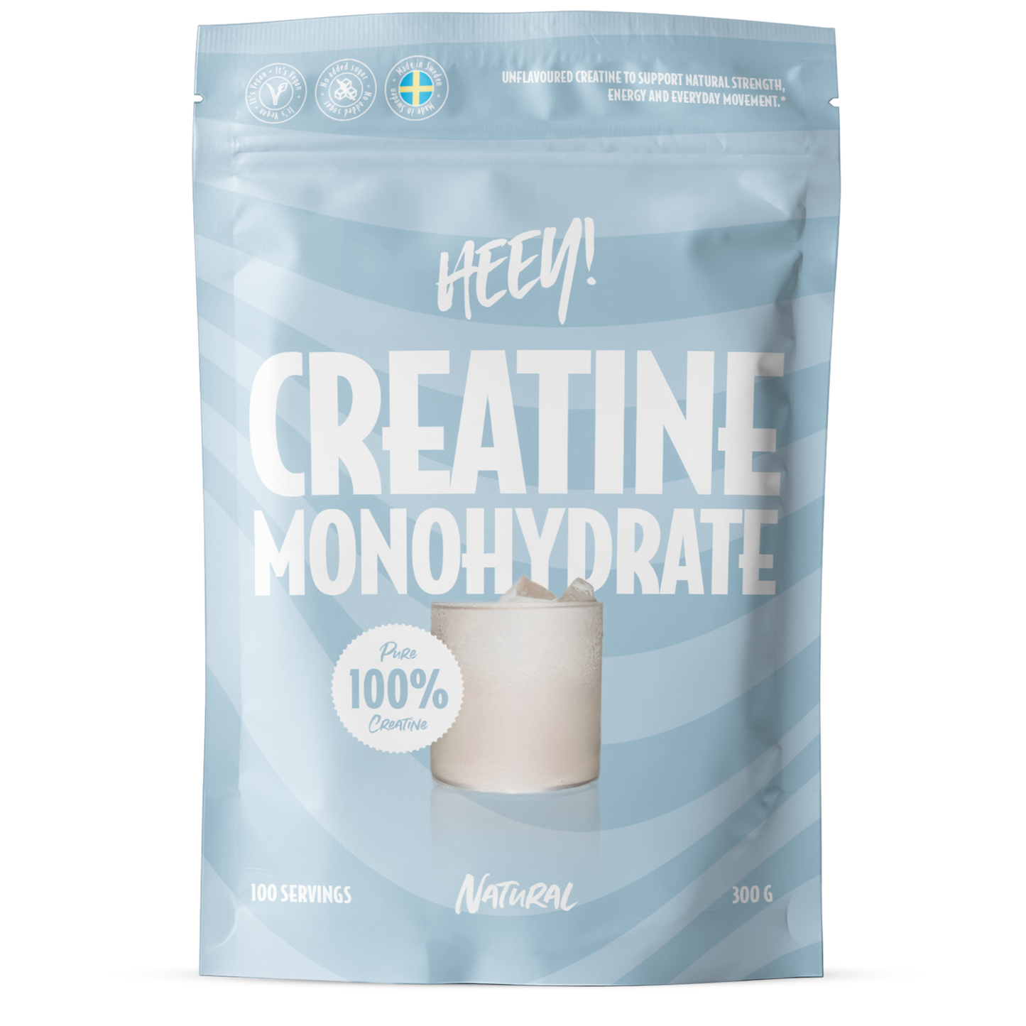 Heey! Creatine Monohydrate, maku Natural; sininen uudelleensuljettava pussi tekstillä Creatine Monohydrate, etuosassa esillä 100 % puhdas kreatiini ja 100 annosta; pussi joustavaa materiaalia mattapinnalla; suuri lihavoitu valkoinen typografia tuotenimelle ja annosmäärälle; pakkauksessa kuva mittalusikasta valkoisen jauheen kanssa; tuote kuvattu yksin vaalealla taustalla.