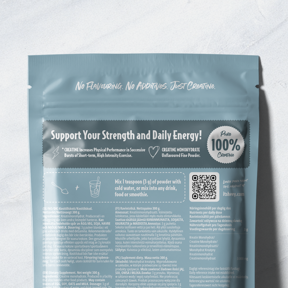 Heey! Creatine Monohydrate, maku Natural; sinivihreän ravintolisäpussin takaosa tekstein kreatiinin hyödyistä, käyttöohjeista, ainesosista, ravintosisältötiedoista ja QR-koodista; yläosassa lukee No Flavouring. No Additives. Just pure creatine; pussi mattapintainen ja suorakaiteen muotoinen saumatuin reunoin; valkoista groteskitekstiä suurimmassa osassa merkintöjä; kuvassa vain tuote valkoisella taustalla, ei ihmisiä tai rekvisiittaa.