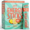 Heey! Energy Sticks Caffeine + Guarana, maku Tropical; pakkaus HEEY! Energy Sticks -energiajauhepusseja, maku trooppinen, yksi pussi esillä; pakkaus kirkkaan keltainen, oranssi ja vihreä väritys, etuosassa ananas- ja sitruskuvia; pinta kiiltävä; luettavassa etiketissä kofeiini, vitamiinit, ginseng, guarana, ei lisättyä sokeria; suorakaiteen muotoinen pakkaus ja kapea pussimuoto; lihavoitu groteskifontti; vaalea tausta, ei ihmisiä tai käsiä.