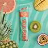 Heey! Energy Sticks Caffeine + Guarana, maku Tropical; sinivihreä mattapintainen pussi tekstillä Energy Sticks kuvioidulla taustalla, selkeällä lihavoidulla groteskitekstillä pakkauksessa; tuotteen ympärillä leikattua ananasta, kiivisiivu, puolikas passiohedelmä ja siivutettua mangoa; ei ihmisiä tai käsiä yläviistosta kuvatussa otoksessa.