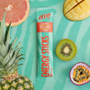Heey! Energy Sticks Caffeine + Guarana, maku Tropical; sinivihreä mattapintainen pussi tekstillä Energy Sticks kuvioidulla taustalla, selkeällä lihavoidulla groteskitekstillä pakkauksessa; tuotteen ympärillä leikattua ananasta, kiivisiivu, puolikas passiohedelmä ja siivutettua mangoa; ei ihmisiä tai käsiä yläviistosta kuvatussa otoksessa.