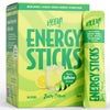Heey! Energy Sticks Caffeine + Guarana, maku Zesty Citrus; pakkaus ja yksittäinen HEEY! Energy Sticks -pussi, maku sitrus; kuvassa lasi sitrusjuomaa, tuoreita sitruuna- ja limeviipaleita sekä tuotehyötyjä kuten kofeiini, vitamiinit, ei lisättyä sokeria ja luonnollinen energiatuki; vihreä ja keltainen pakkaus; laatikko suorakaiteen muotoinen mattapinnalla, pussi kapea; lihavoitu groteskifontti etiketissä; esineet valkoisella alustalla, ei ihmisiä.