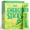 Heey! Energy Sticks Caffeine + Guarana, maku Zesty Citrus; pakkaus ja yksittäinen HEEY! Energy Sticks -pussi, maku sitrus; kuvassa lasi sitrusjuomaa, tuoreita sitruuna- ja limeviipaleita sekä tuotehyötyjä kuten kofeiini, vitamiinit, ei lisättyä sokeria ja luonnollinen energiatuki; vihreä ja keltainen pakkaus; laatikko suorakaiteen muotoinen mattapinnalla, pussi kapea; lihavoitu groteskifontti etiketissä; esineet valkoisella alustalla, ei ihmisiä.