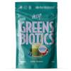 Heey! Greens & Biotics Superfood Mixed Berries: turkoosi mattapintainen pussi pystyasennossa, lihavoitu valkoinen ja marjansävyinen groteskikirjasin; etiketissä kuva lasista vihreää mehua bambupillillä sekä sekoitettuja marjoja; teksti sisältää "HEY! GREENS & BIOTICS Mixed Berries", 30 annosta, 300 g, superfood-ainesosia ja suolistoterveyshyötyjä; neutraali tausta, lähikuva tuotteesta.