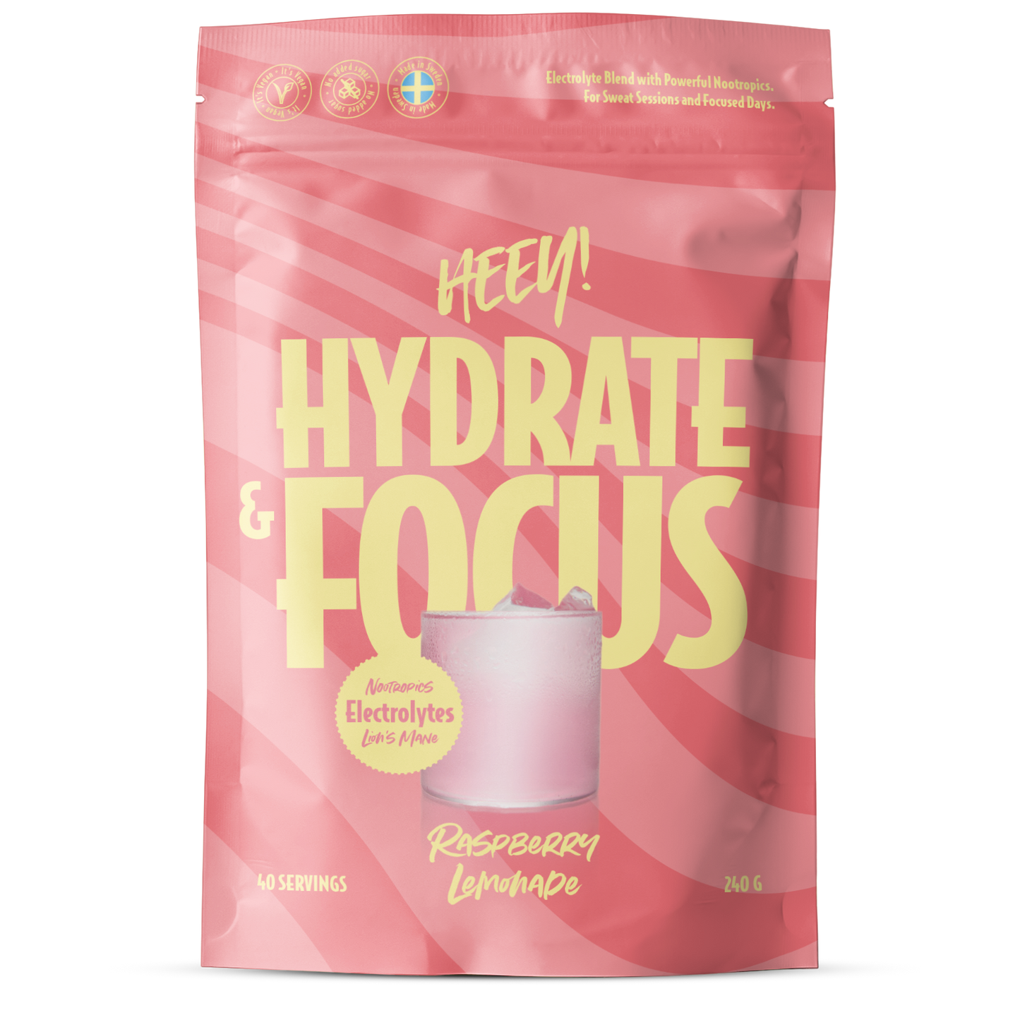 Heey! Hydrate & Focus Electrolytes Raspberry Lemonade; vaaleanpunainen ja keltainen pussi mattapinnalla, suorakulmainen ja uudelleensuljettava; etiketissä lukee "HYDRATE & FOCUS" isoin, lihavin groteskikirjaimin; etupuolella kuvitus lasista vaaleanpunaista vadelmalimonadia jään kera; tekstissä ilmoitetaan 40 annosta ja 240 g; lisätekstit viittaavat elektrolyytteihin ja nootrooppeihin; tausta valkoinen, ei ihmisiä kuvassa.
