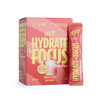 Heey! Hydrate & Focus Electrolytes Raspberry Lemonade; laatikko ja annospussi Hey! Hydrate & Focus -vadelmalimonadin elektrolyyttijuomajauhetta, lihavaa keltaista tekstiä vaaleanpunapunaisella taustalla, etupuolella virkistävä lasi elektrolyyttipitoista vaaleanpunaista juomaa jään kera; pakkaus on mattapintainen ja suorakulmainen; luettavassa etikettitekstissä tuotenimi ja maku; ei ihmisiä tai käsiä näkyvissä; kuva otettu suoraan edestä yksivärisellä taustalla.