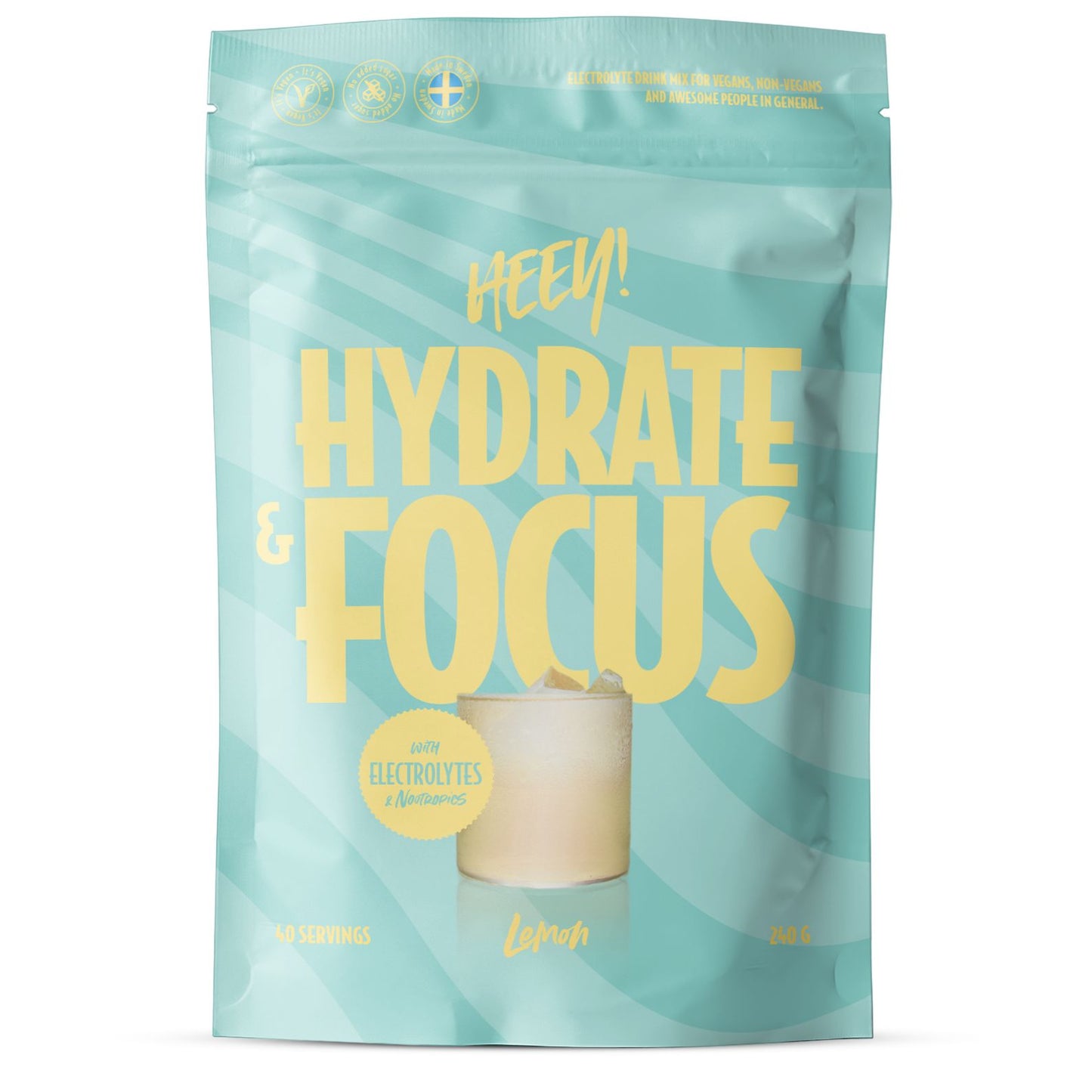 Heey! Hydrate & Focus Electrolytes, maku Lemon; turkoosi mattapintainen seisova pussi uudelleensuljettavalla yläosalla; etuosassa lihavoitua valkoista ja keltaista groteskitekstiä HYDRATE & FOCUS, kuva viipaloidusta sitruunasta lasillisessa nestettä, sekä maininnat elektrolyyteistä ja nootropeista; teksti kertoo 40 annosta ja sitruunan maun; tuote yksin valkoisella taustalla studiokuvassa.