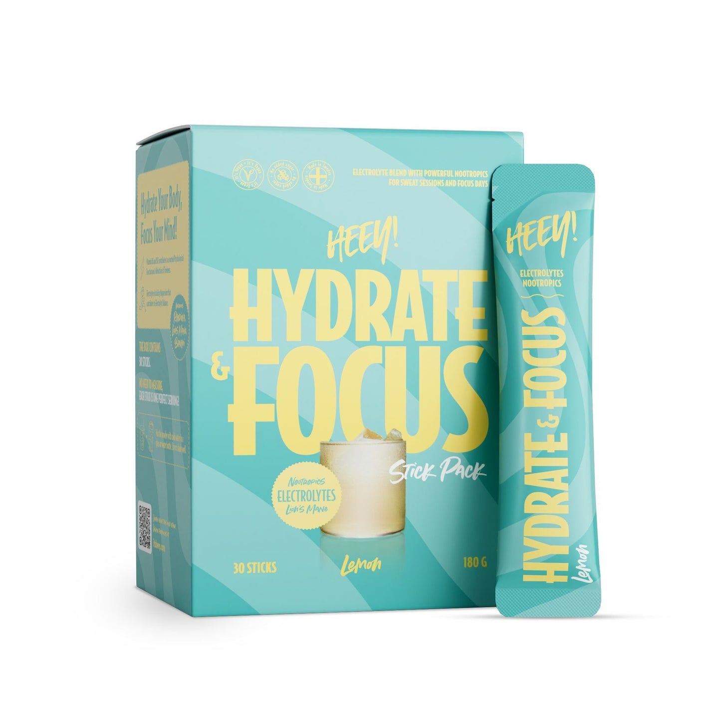 Heey! Hydrate & Focus Electrolytes, maku Lemon; pakkaus ja yksittäinen tikkupussi Hey! Hydrate & Focus -elektrolyyttijauhetta sitruunan maulla; pakkaus turkoosi mattapinnalla, lihavoitua keltaista tekstiä ja kuva lasista sitruunaviipaleineen laatikon kannessa; molemmissa painettu tuotenimi ja maku; vaalea tausta, ei ihmisiä tai käsiä kuvassa.