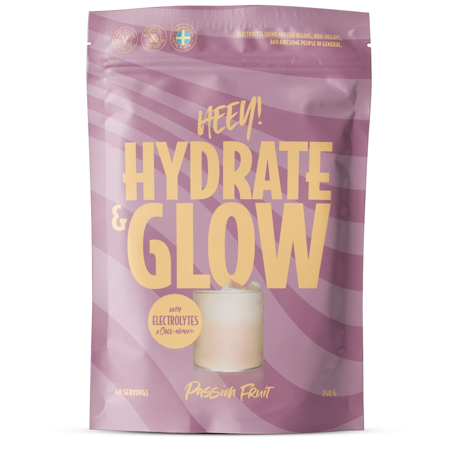Heey! Hydrate & Glow Electrolytes + Coll-egan® Passionfruit; pinkki-violetti mattapussi tekstillä Hydrate & Glow, maku passionhedelmä, etuosassa lasillinen vaaleansävyistä juomaa; etiketissä lihavoitua keltaista groteskitekstiä, joka mainitsee elektrolyytit ja kosteutushyödyt 40 annokselle; pakkaus tasapohjainen pyöristetyin kulmin; valkoinen tausta, ei ihmisiä tai käsiä kuvassa.