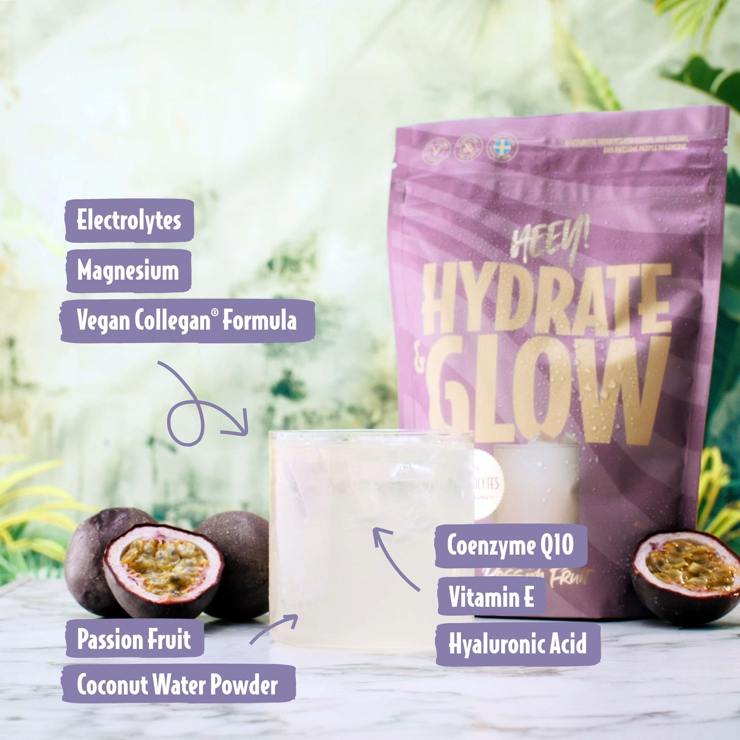 Heey! Hydrate & Glow Electrolytes + Coll-egan® Passionfruit; lasillinen vaaleaa juomaa aseteltuna passionhedelmien ja violetin Hydrate & Glow -pussin väliin; pussi kiiltäväpintainen valkoisin groteskitekstein; näkyvissä olevissa etiketeissä ainesosanimet elektrolyytit, magnesium, vegaaninen kollageeni, koentsyymi Q10, E-vitamiini ja hyaluronihappo; ei ihmisiä tai käsiä; neutraali ja huomaamaton tausta, suoraan edestä kuvattu tuotekuva.