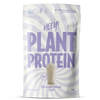 Heey! Plant Protein Blueberry Vanilla Swirl; valkoinen ja laventelinvärinen pyörremallinen pussi, jossa lukee Heey! Plant Protein, maku mustikka-vanilja ja kuva proteiinijuomasta; 500 g:n pakkaus korostaa kasvipohjaisia ainesosia; mattapintainen muovipakkaus, pystysuora suorakulmainen pussi suljetulla yläreunalla, luettavaa groteskitekstiä eri fonttikoin; etuetiketissä näkyy merkin nimi ja tuotetiedot; ei ihmisiä tai käsiä näkyvissä; pussi kuvattu vaaleaa taustaa vasten studiotuotekuvassa.