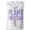 Heey! Plant Protein Blueberry Vanilla Swirl; valkoinen ja laventelinvärinen pyörremallinen pussi, jossa lukee Heey! Plant Protein, maku mustikka-vanilja ja kuva proteiinijuomasta; 500 g:n pakkaus korostaa kasvipohjaisia ainesosia; mattapintainen muovipakkaus, pystysuora suorakulmainen pussi suljetulla yläreunalla, luettavaa groteskitekstiä eri fonttikoin; etuetiketissä näkyy merkin nimi ja tuotetiedot; ei ihmisiä tai käsiä näkyvissä; pussi kuvattu vaaleaa taustaa vasten studiotuotekuvassa.