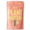 Heey! Plant Protein, maku Chocolate; koralliväristä pinkki pussi tekstillä HEY! PLANT PROTEIN isoin keltaisin kirjaimin, kuva suklaanmakuisesta smoothiesta, esillä B12-vitamiini ja 83 % kasviproteiinipitoisuus; pakkauskoko 500 g; pinta mattapintainen; joustava muovipakkaus lämpösaumatulla yläreunalla; teksti lihavoitua groteskia, keskitettynä etuosaan; valkoinen tausta, ei ihmisiä tai esineitä.