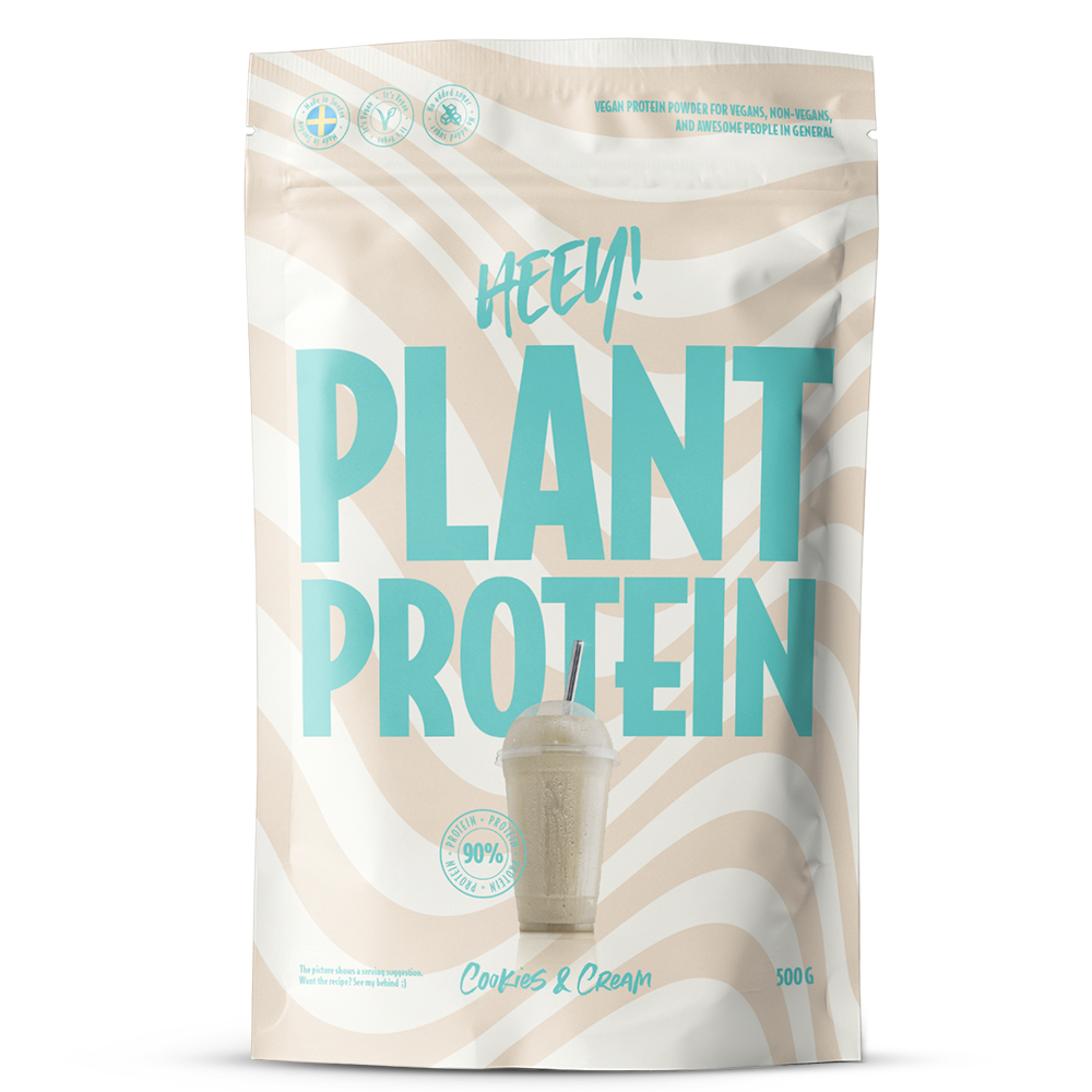 Heey! Plant Protein, maku Cookies & Cream; beige-valkoinen HEEY! Plant Protein -pussi, maku Cookies & Cream, kuva smoothiesta ja sinistä tekstiä; pussi mattapintainen, suorakaiteen muotoinen pyöristetyin reunoin, seisoo pystyssä; vegaaniset ainesosat ja 90 % kasviproteiini korostettuna lihavoidulla groteskitekstillä; valkoinen tausta, ei ihmisiä tai käsiä kuvassa.
