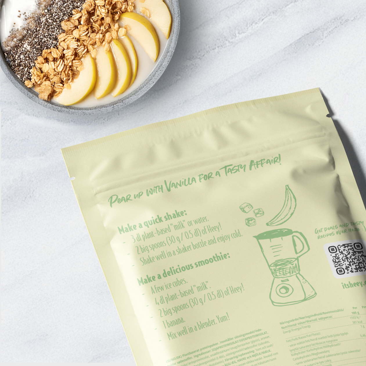 Heey! Plant Protein, maku Vanilla-Pear; granola- ja hedelmäjogurttikulho keltaisen ruokapussin vieressä, jossa smoothie-reseptejä ja tehosekoittimen kuvitus, kaikki aseteltuna vaalealle marmoripinnalle; ruokapussi kiiltäväpintaista materiaalia painetuin grafiikoin, suorakaiteen muotoinen, lihavoitu groteskiteksti; ei ihmisiä tai käsiä; yläviistosta kuvattu tuotekuva.