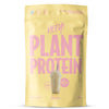Heey! Plant Protein Vanilla; keltainen pussi, jossa lukee PLANT PROTEIN, kuvassa vaniljamakuinen proteiinijuoma, pinkkiä tekstiä ja symboleja, sisältää 500 g kasvipohjaista proteiinijauhetta vaniljan maulla; muovipakkaus on mattapintainen, suorakulmainen suljetulla yläreunalla; pääetiketissä lihava groteskikirjasin pinkkinä ja valkoisena; pussi seisoo pystyssä vaaleaa taustaa vasten, ei ihmisiä tai käsiä näkyvissä.