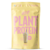 Heey! Plant Protein Vanilla; keltainen pussi, jossa lukee PLANT PROTEIN, kuvassa vaniljamakuinen proteiinijuoma, pinkkiä tekstiä ja symboleja, sisältää 500 g kasvipohjaista proteiinijauhetta vaniljan maulla; muovipakkaus on mattapintainen, suorakulmainen suljetulla yläreunalla; pääetiketissä lihava groteskikirjasin pinkkinä ja valkoisena; pussi seisoo pystyssä vaaleaa taustaa vasten, ei ihmisiä tai käsiä näkyvissä.