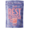 Heey! Rest & Recover Magnesium; violetti ja vaaleanpunainen pystypussi, jossa lukee Rest & Recover, kuvituksena lasi vaaleanpunaista juomaa; mattapintainen pinta valkoisella ja pinkillä lohkotypografialla; tekstissä mainitaan magnesium ja mansikkalimonadin maku, 30 annosta, 210 g; ei ihmisiä tai käsiä näkyvissä; yksivärinen vaalea tausta, kuva otettu suoraan edestä.