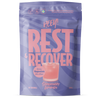 Heey! Rest & Recover Magnesium; violetti ja vaaleanpunainen pystypussi, jossa lukee Rest & Recover, kuvituksena lasi vaaleanpunaista juomaa; mattapintainen pinta valkoisella ja pinkillä lohkotypografialla; tekstissä mainitaan magnesium ja mansikkalimonadin maku, 30 annosta, 210 g; ei ihmisiä tai käsiä näkyvissä; yksivärinen vaalea tausta, kuva otettu suoraan edestä.