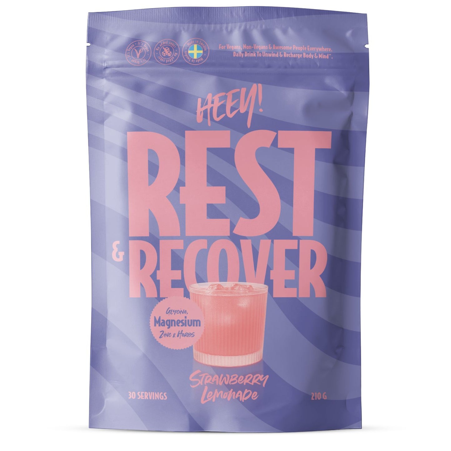 Heey! Rest & Recover Magnesium; violetti ja vaaleanpunainen pystypussi, jossa lukee Rest & Recover, kuvituksena lasi vaaleanpunaista juomaa; mattapintainen pinta valkoisella ja pinkillä lohkotypografialla; tekstissä mainitaan magnesium ja mansikkalimonadin maku, 30 annosta, 210 g; ei ihmisiä tai käsiä näkyvissä; yksivärinen vaalea tausta, kuva otettu suoraan edestä.