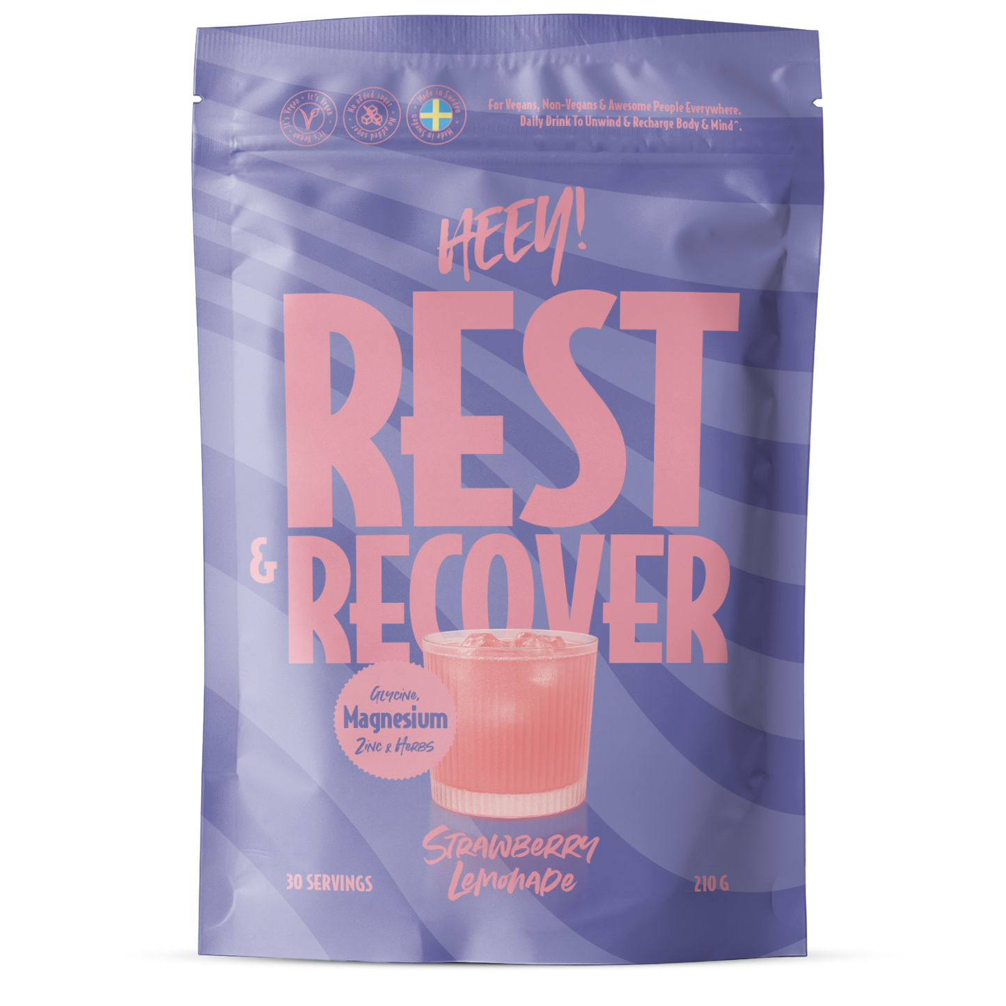 Heey! Rest & Recover Magnesium; violetti ja vaaleanpunainen pystypussi, jossa lukee Rest & Recover, kuvituksena lasi vaaleanpunaista juomaa; mattapintainen pinta valkoisella ja pinkillä lohkotypografialla; tekstissä mainitaan magnesium ja mansikkalimonadin maku, 30 annosta, 210 g; ei ihmisiä tai käsiä näkyvissä; yksivärinen vaalea tausta, kuva otettu suoraan edestä.