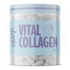 Heey! Vital Collagen; lieriömäinen muovipurkki valkoisella kierrekannella, vaaleansininen ja valkoinen mattaetiketti; etuetiketissä esillä teksti Vital Collagen, määrä 90 vegaanista kapselia ja toistuva teksti Vegan Collagen Booster kannen reunalla selkeällä groteskifontilla; ei ihmisiä tai käsiä; vaalea tausta; purkki sisältää 90 vegaanista kapselia.