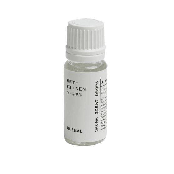 Hetkinen Saunatuoksu Herbal; pieni kirkas pullo valkoisella kierrekorkilla, etiketissä teksti "HET·KI·NEN SAUNA SCENT DROPS HERBAL" versaalikirjaimin groteskikirjasimella; pullo sylinterinmuotoinen läpinäkyvästä materiaalista, korkki mattapintaista muovia; kuvattu suoraan edestä valkoisella taustalla ilman ihmisiä tai käsiä.