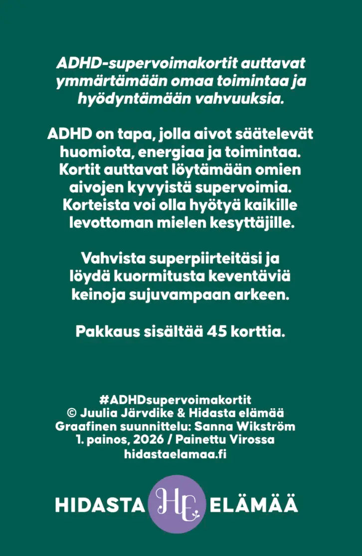Hidasta Elämää ADHD-supervoimakortit: vihreä juliste suomenkielisellä tekstillä ADHD-supervoimakorteista, korostaen niiden ainutlaatuisia vahvuuksia ja ominaisuuksia; alaosassa Hidasta elämää -logo ja tekijänoikeustiedot; juliste on litteä, suorakulmainen ja mattapintainen, valkoinen ja tumma groteskiteksti täyttää suurimman osan pinta-alasta; ei ihmisiä tai käsiä näkyvissä; tausta on yksinkertainen vaalea pinta; tuote kuvattu suoraan ylhäältä.