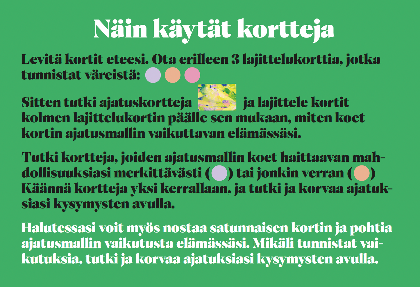 Hidasta Elämää Anna Itsellesi Mahdollisuus Asennekortit; vihreä tausta ja ohjeistavaa suomenkielistä tekstiä; kolme väriympyrää — oranssi, vihreä ja punainen — vaakarivissä; pieni kuva suorakaiteen muotoisista korteista ympyröiden lähellä; pääsisältö kertoo korttien lajittelusta, pohdinnasta ja ajattelumallin soveltamisesta niiden avulla; ei ihmisiä tai käsiä kuvassa.