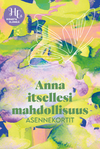 Hidasta Elämää Anna Itsellesi Mahdollisuus Asennekortit; suorakaiteen muotoinen kortti mattapinnalla tasaisella alustalla; taustalla sinisen, vaaleanpunaisen, oranssin ja keltaisen sävyistä vesiväriliukua; keskellä ohut mustareunainen perhoshahmo; yksinkertainen suomenkielinen groteskiteksti ”Anna itsellesi mahdollisuus ASENNEKORTIT”; vasemmassa yläkulmassa pieni käsin kirjoitetun näköinen logo ”Hidasta elämää”; ei käsiä tai ihmisiä kuvassa.