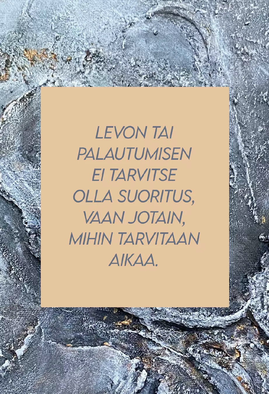 Hidasta Elämää Hitaammassa Tahdissa Rauhoittumiskortit; beige rasia suomenkielisine tekstineen tekstuuripintaisella harmaalla kivitaustalla; suorakaiteen muotoinen, todennäköisesti pahvia, mattapintainen; rasiassa keskitettyä painettua tekstiä siistillä groteskifontilla; ei näkyviä logoja, kuvia tai kuvituksia; ei ihmisiä tai käsiä; teksti käsittelee lepoa ja palautumista, jotka eivät ole saavutuksia vaan vaativat aikaa kehittyäkseen.