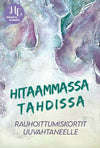 Hidasta Elämää Hitaammassa Tahdissa Rauhoittumiskortit; suorakaiteen muotoinen tuote abstraktilla pastellisävyisellä kuvituksella rauhoittavan violetin, vihreän ja valkoisen sävyissä; mattapintainen; teksti ”Hitaammassa tahdissa – Rauhoittumiskortit uupuneelle” selkeällä groteskityyppografialla; Hidasta Elämää -logo vasemmassa yläkulmassa; tasainen tausta, ei ihmisiä tai käsiä.
