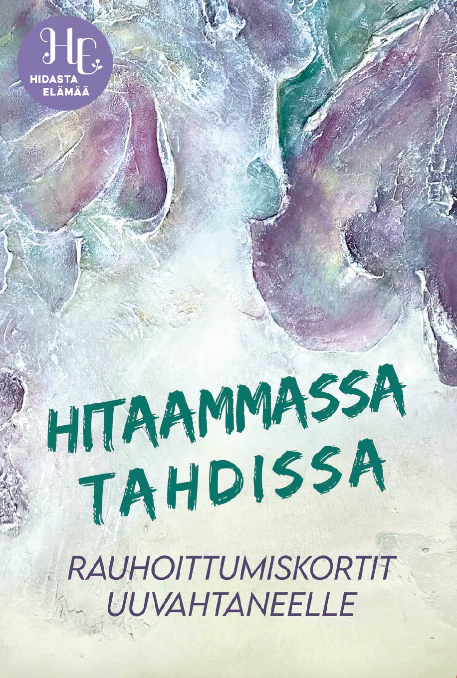 Hidasta Elämää Hitaammassa Tahdissa Rauhoittumiskortit; suorakaiteen muotoinen tuote abstraktilla pastellisävyisellä kuvituksella rauhoittavan violetin, vihreän ja valkoisen sävyissä; mattapintainen; teksti ”Hitaammassa tahdissa – Rauhoittumiskortit uupuneelle” selkeällä groteskityyppografialla; Hidasta Elämää -logo vasemmassa yläkulmassa; tasainen tausta, ei ihmisiä tai käsiä.