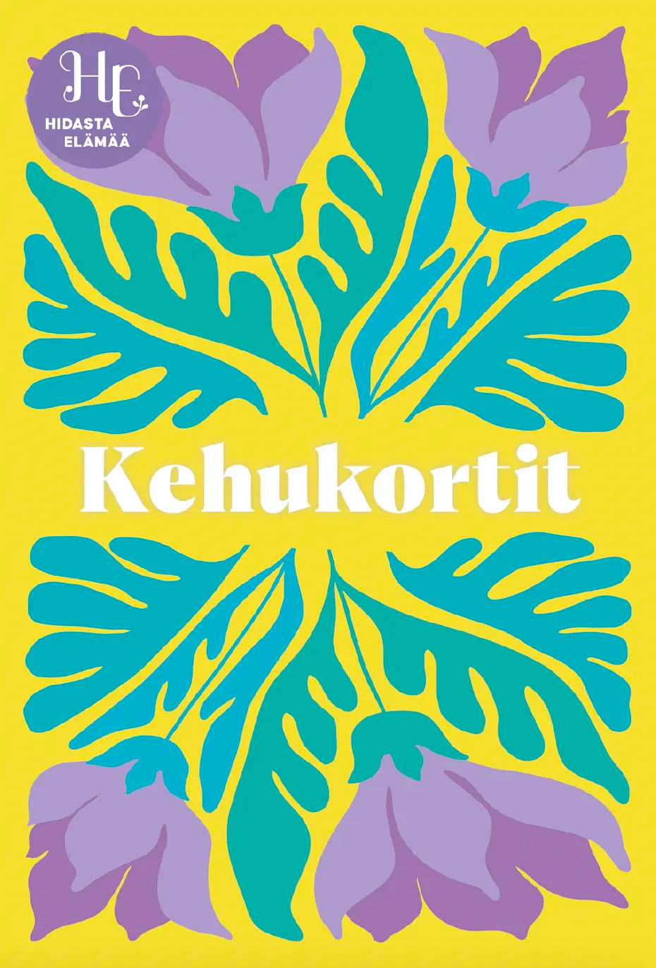Hidasta Elämää Kehukortit; kirkkaan keltainen kortti neljällä violetilla kukalla ja turkoosein lehdin symmetrisessä kuviossa; kortti suorakaiteen muotoinen mattapinnalla, ei näkyvää pakkausta; sana Kehukortit keskitetty lihavoidulla valkoisella groteskitekstillä; pieni Hidasta elämää -logo vasemmassa yläkulmassa; tausta neutraali ilman näkyviä käsiä tai ihmisiä, kuvattu suoraviivaisessa tuotekuvassa.