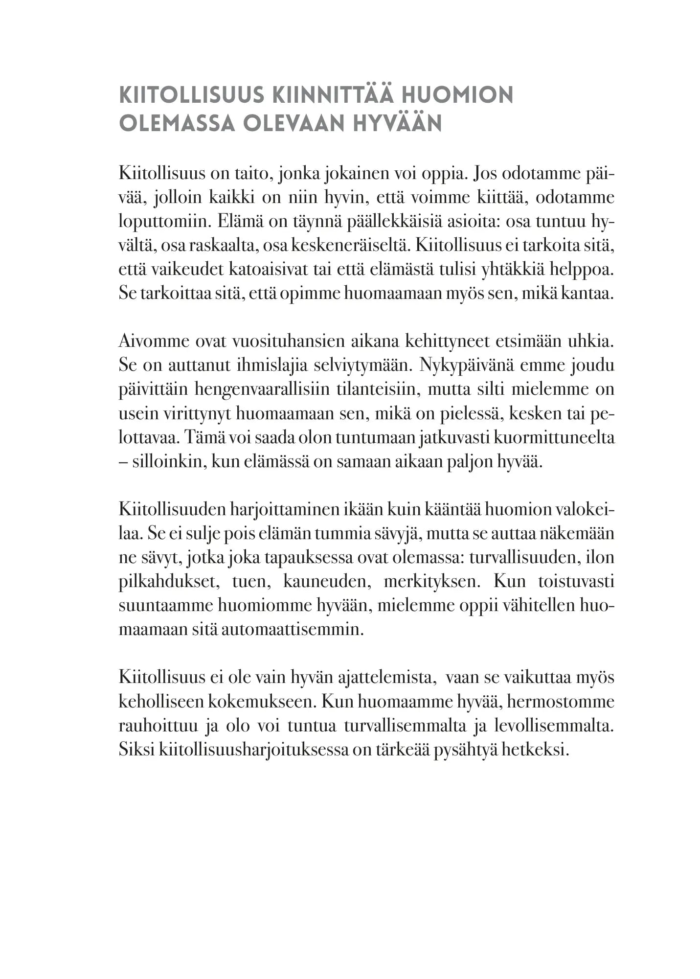 Hidasta Elämää Kiitollisuuspäiväkirja – Hyvän elämän hippusia: sivu suomenkielistä tekstiä otsikolla "KIITOLLISUUS KIINNITTÄÄ HUOMION OLEMASSA OLEVAAN HYVÄÄN", pohdiskelee kiitollisuutta sujuvasti; musta antiikvakirjasin on painettu mattavalkoiselle paperipinnalle; suorakulmaiset sivun reunat näkyvät ilman pakkausta tai koristeita; ei käsiä tai ihmisiä kuvassa; asetelma muistuttaa avointa kirjaa tai lehden sivua neutraalia taustaa vasten.
