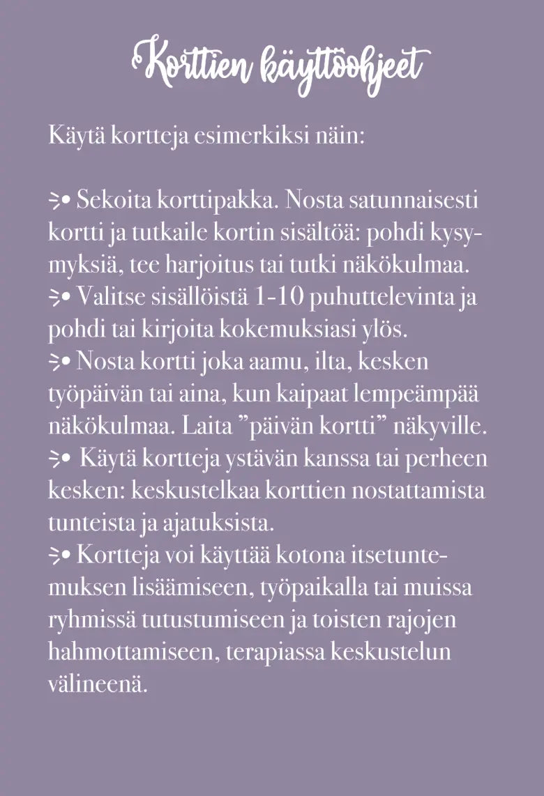 Hidasta Elämää Lempeästi itseni puolella -kortit: laventelinvärinen tausta suomenkielisin ohjein otsikolla "Korttien käyttöohjeet", listaten tapoja käyttää kortteja pohdintaan, tietoisuuteen, päiväkirjaan, perheen kanssa jakamiseen ja inspiraatioon; koristeellisia valkoisia yksityiskohtia yläosassa ja kulmissa; suorakulmainen litteä paperi tai kortti näkyvällä mattapinnalla; tumma groteskiteksti erottuu vaaleaa pintaa vasten; ei ihmisiä tai käsiä näkyvissä, keskitetty tuotekuva.
