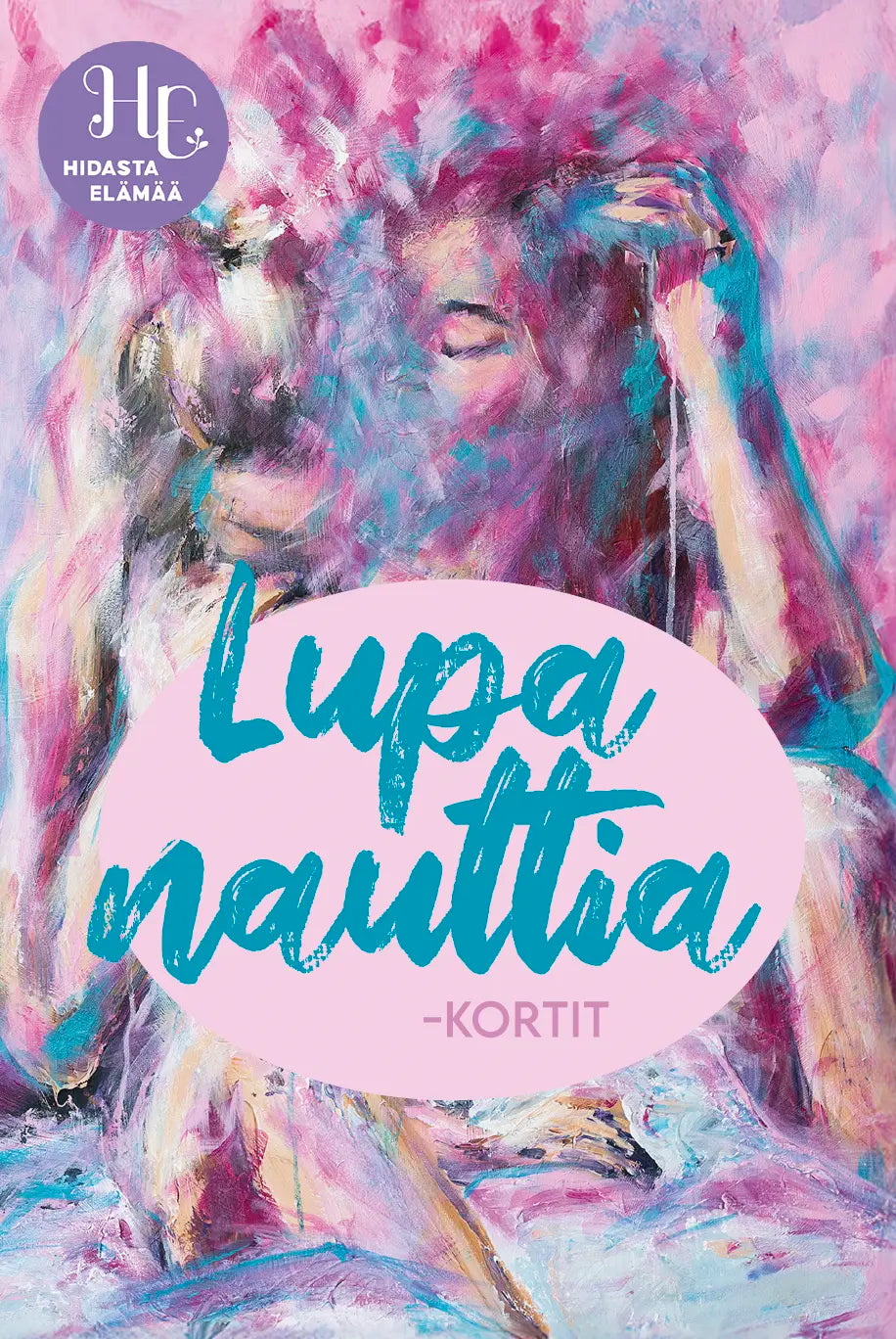 Hidasta Elämää Lupa nauttia -kortit; värikäs maalaus kahdesta rentoutuvasta hahmosta, toinen kaataa vettä toisen pään päälle; pääteksti Lupa nauttia -kortit sinisenä painettuna vaaleanpunaiselle soikiolle, sen yläpuolella pieni pyöreä logo; pinta vaikuttaa mattapintaiselta; ei pakkausta tai materiaaleja näkyvissä kuvassa; tausta ja ympäristö eivät näy, vain kuvitettu kohtaus on esillä.