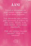 Hidasta Elämää Lupa olla enemmän -kortit: pinkki tausta suomenkielisellä tekstillä oman äänen voimasta, rohkaisten puhumaan ja käyttämään omaa ääntä sekä pohtimaan hetkiä, jolloin on vaientanut itsensä; suorakulmainen muoto; hienovarainen valkoinen lootuskuvio alareunassa; groteskikirjasin tekstille; ei ihmisiä tai käsiä näkyvissä kuvassa; pinta vaikuttaa matalta; ei pakkausta näkyvissä.