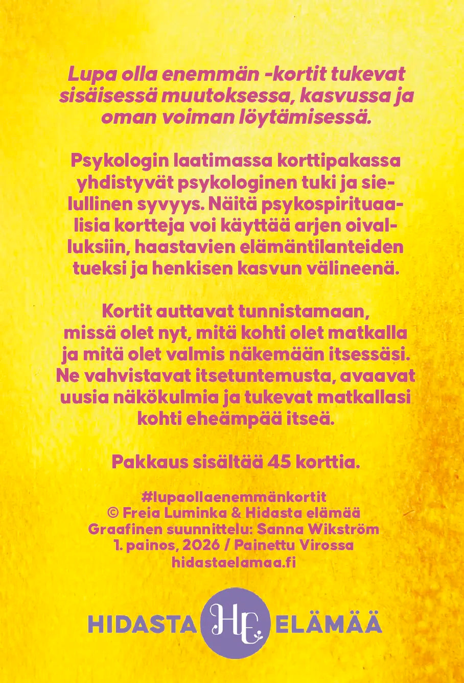 Hidasta Elämää Lupa olla enemmän -kortit: suomenkielinen infokortti Lupa olla enemmän -korteista keltaisella taustalla violetilla tekstillä ja violetilla Hidasta Elämää -logolla alaosassa; design sisältää hienovaraisia keltaisia päivänkakkarakuvioita; kortti on suorakulmainen, näyttää vain yhden puolen ja on mattapintainen; typografia on groteskia ja keskitettyä; ei ihmisiä tai käsiä näkyvissä.